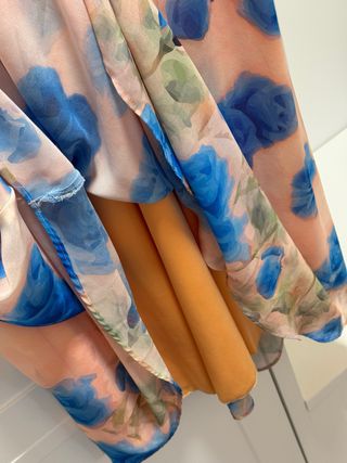 Vestido floral naranja y azul