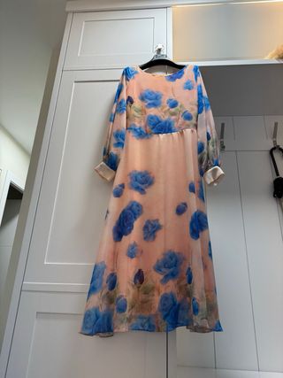 Vestido floral naranja y azul