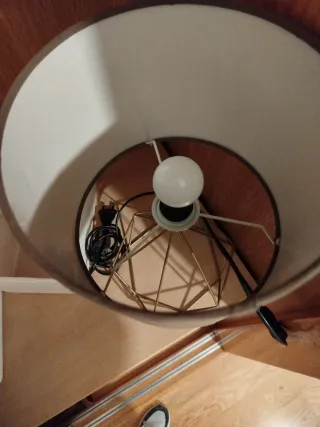 2 Lámparas de mesa beige y dorada