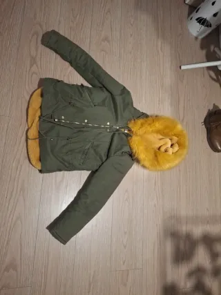 Cazadora verde con capucha y forro amarillo