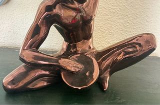 Figura de cerámica esmaltada hombre y tambor