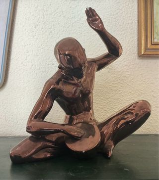 Figura de cerámica esmaltada hombre y tambor
