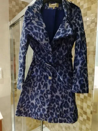 Gabardina estampado animal azul