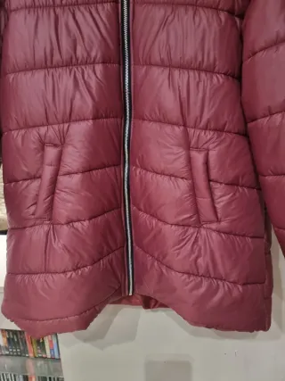 Parka granate con capucha y bolsillos