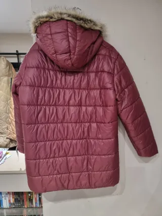 Parka granate con capucha y bolsillos