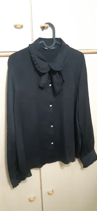 Camicia Zara nera con fiocco e rouches