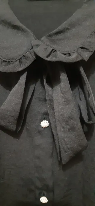 Camicia Zara nera con fiocco e rouches