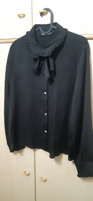 Camicia Zara nera con fiocco e rouches