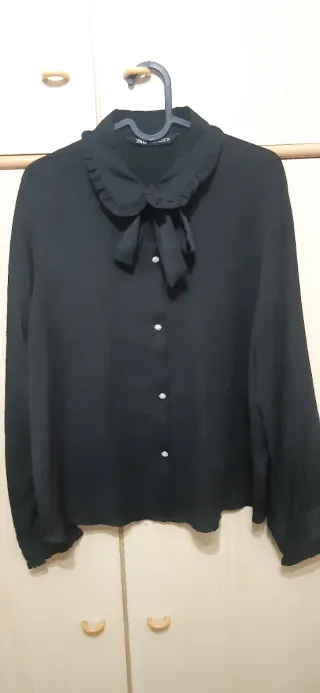 Camicia Zara nera con fiocco e rouches