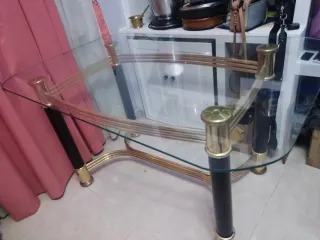 Mesa de salón cristal y metal dorado