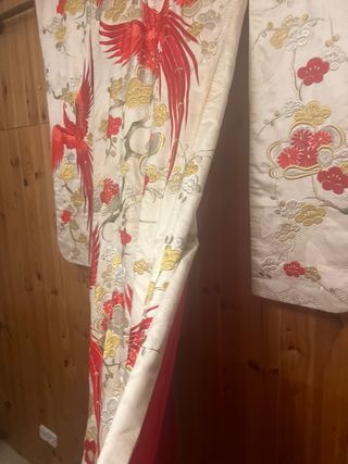 Kimono de seda bordado con grullas