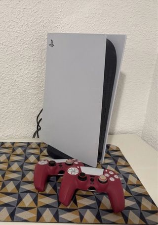 PS5 Digital + 2 Mandos (Blanco/Rojo)