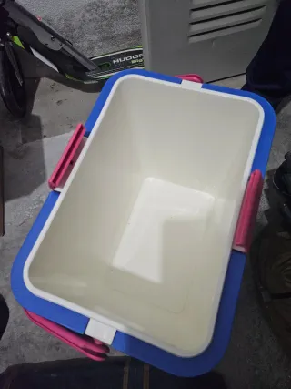 Nevera portátil azul con cierre rosa