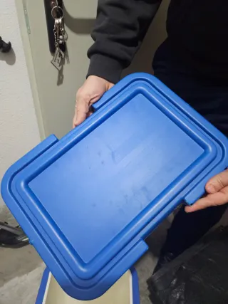 Nevera portátil azul con cierre rosa