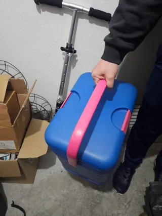 Nevera portátil azul con cierre rosa