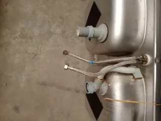 Fregadero doble con grifo