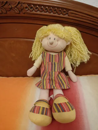 Muñeca de trapo rubia con vestido a rayas