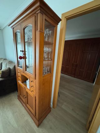 Vitrina rústica colonial color miel.