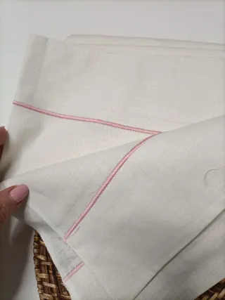 Sábana de lino metis francés con detalle rosa