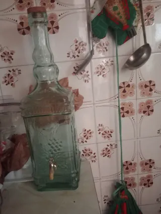 Botella dispensadora de vidrio para vino con grifo