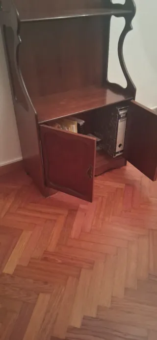 Estantería de madera marrón