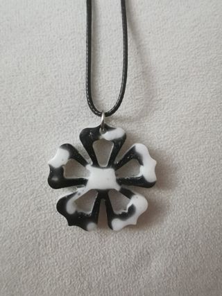 Colgante Flor Blanco y Negro