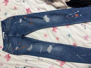 Tejanos Desgastados con Pintura Naranja