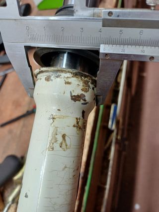 GUARDAPOLVOS Y ABRAZADERAS PARA HORQUILLAS MOTO