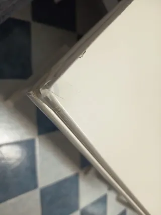 Mesa extensible blanca con banco y 3 sillas