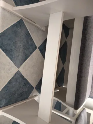 Mesa extensible blanca con banco y 3 sillas