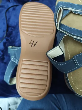 Sandalias azules y marrones