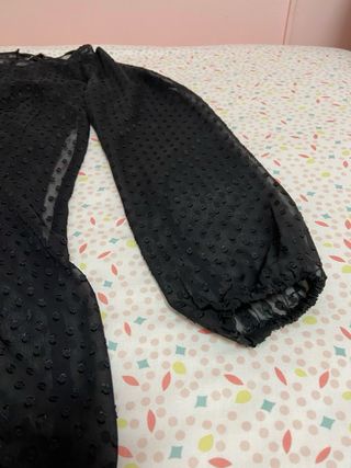 Vestido negro mangas transparentes