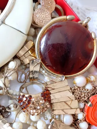 Lote de bisutería dorada y boho vintage