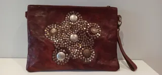 Bolso de cuero marrón con tachuelas