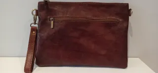 Bolso de cuero marrón con tachuelas