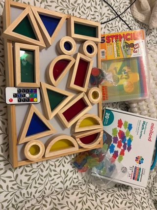 Mesa de luz infantil con bloques y accesorios