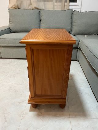 Mesita de noche de madera