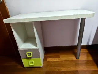 Escritorio blanco y verde con cajones