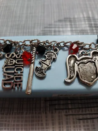 Pulsera Suicide Squad con dijes