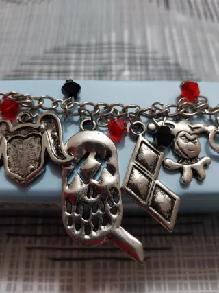 Pulsera Suicide Squad con dijes