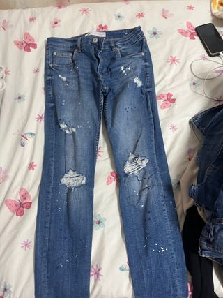 Tejanos azules con salpicaduras blancas