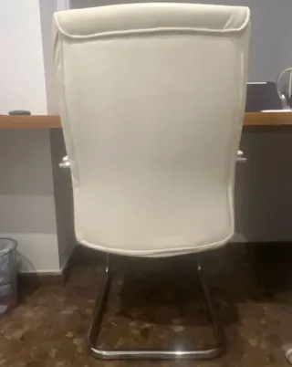 Silla de oficina blanca de piel sintética