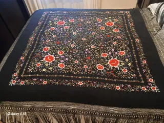 Mantón de Manila de seda bordado a mano