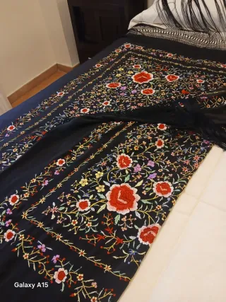 Mantón de Manila de seda bordado a mano