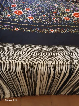 Mantón de Manila de seda bordado a mano