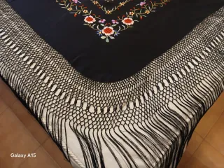 Mantón de Manila de seda bordado a mano