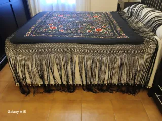 Mantón de Manila de seda bordado a mano