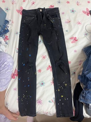 Tejanos negros con salpicaduras multicolor