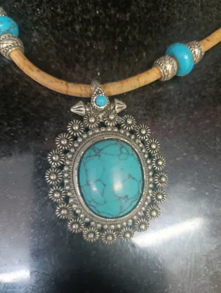 Collar de corcho con cuentas turquesa
