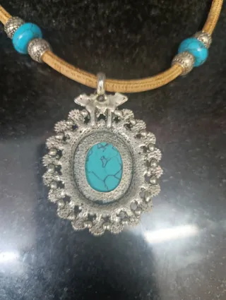 Collar de corcho con cuentas turquesa